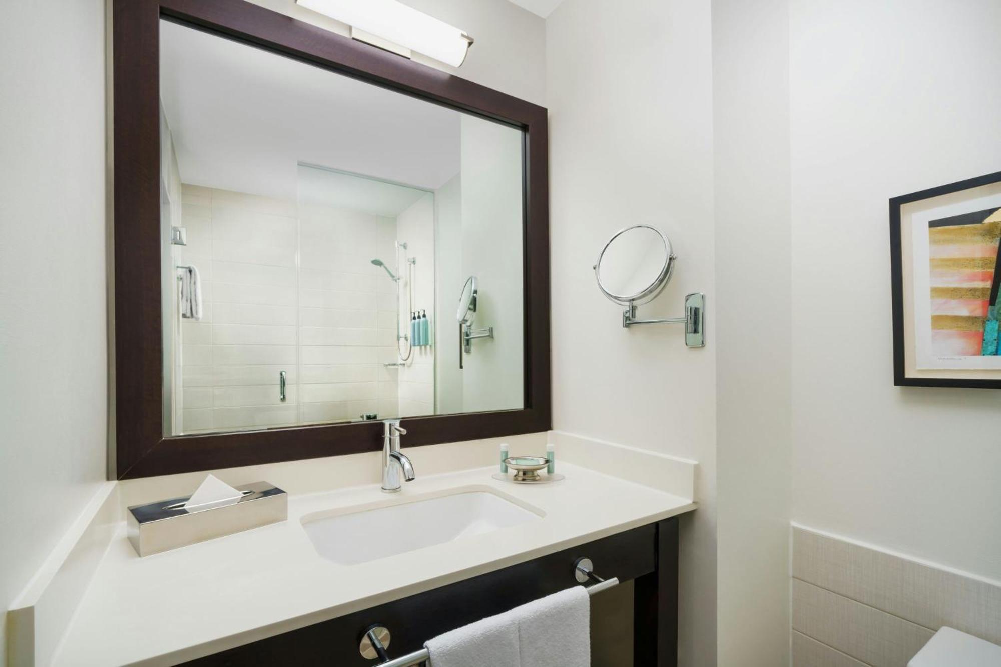 Zimmer mit Kingsize-Bett und angepasster Badewanne - barrierefrei / für Hörgeschädigte geeignet